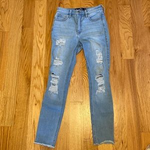 Hollister ripped skinny jeans. 26 width, 26 length.